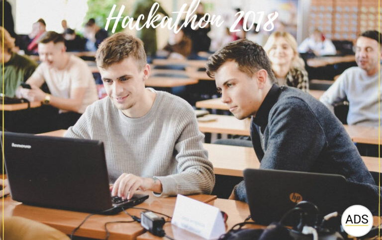 Учасники змагань Hackathon 2018: команда розробників працює над кодом за ноутбуком (2): KPI