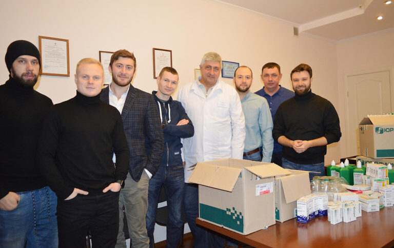 Команда волонтерів передає коробки з медикаментами та антисептиками для лікарні: впізнаваність бренду
